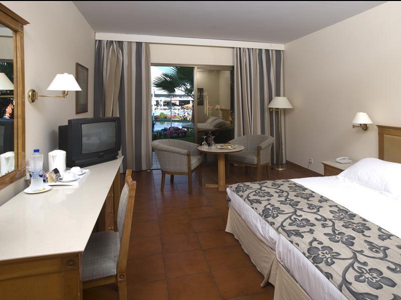 Atlantica Aeneas Resort Agia Napa Quarto foto